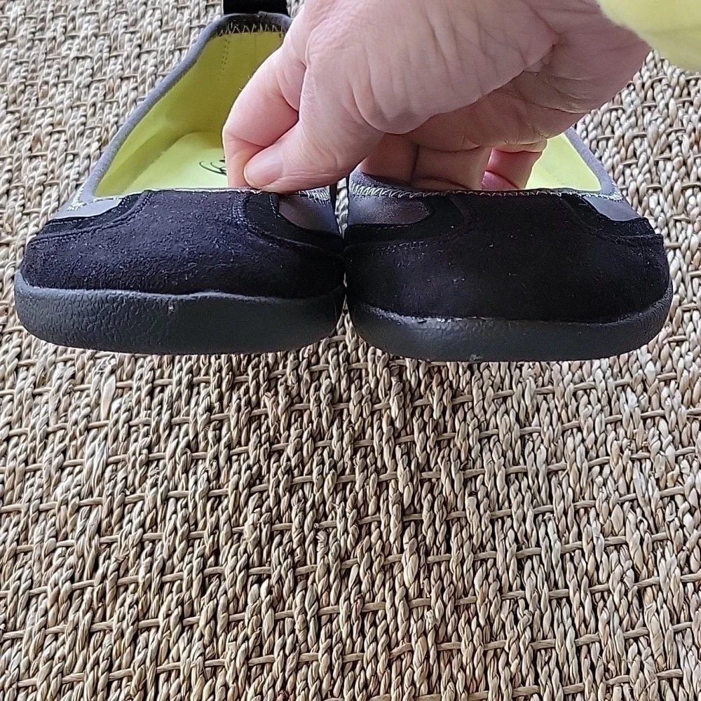CLOUD 9 rounded toe flat shoes.  Black gray.  Size 10 M